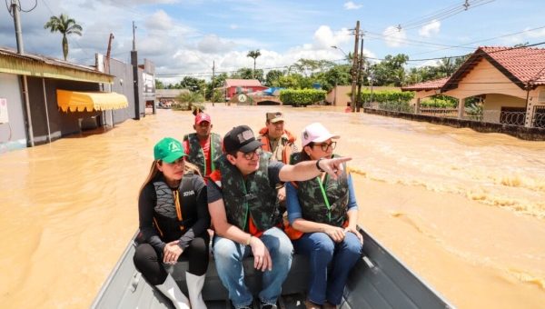 Em Xapuri e Brasileia, Gladson anuncia ações de socorro aos desabrigados pela enchente do rio Acre